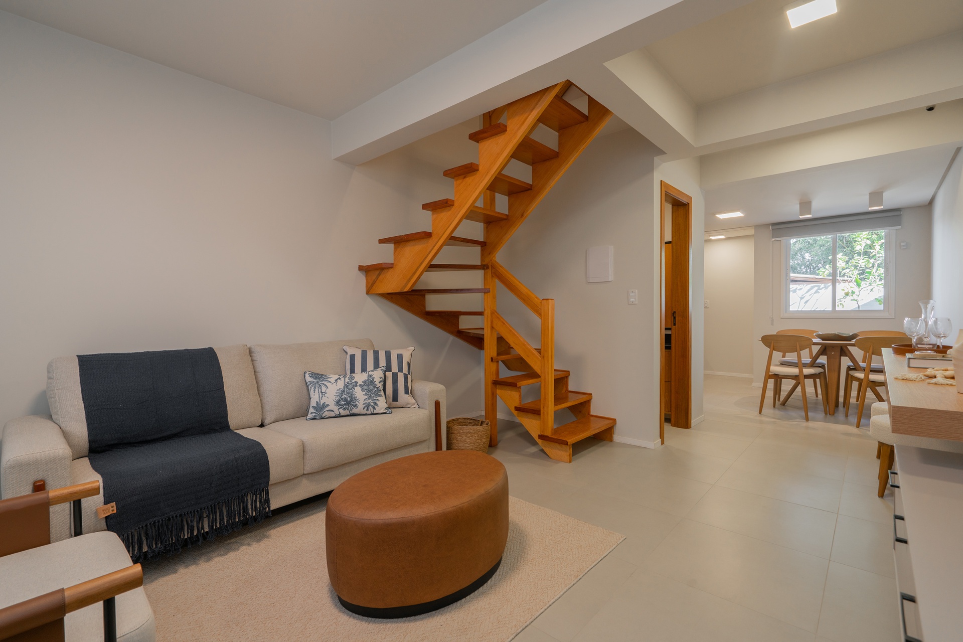 Sala de estar integrada com escada — decorado Florença