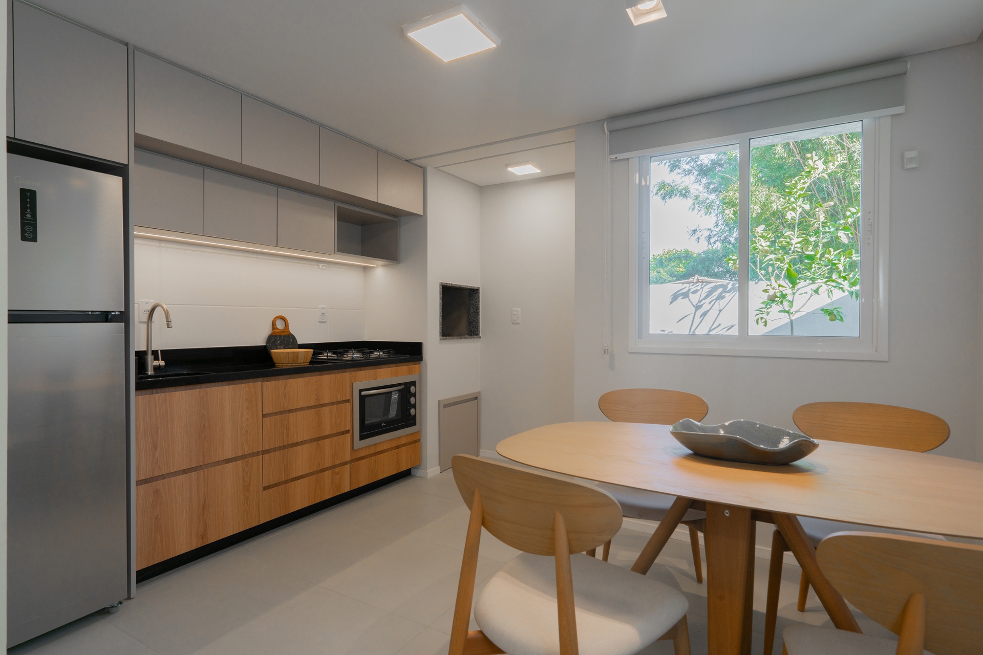 Cozinha integrada com mesa de jantar — decorado Florença