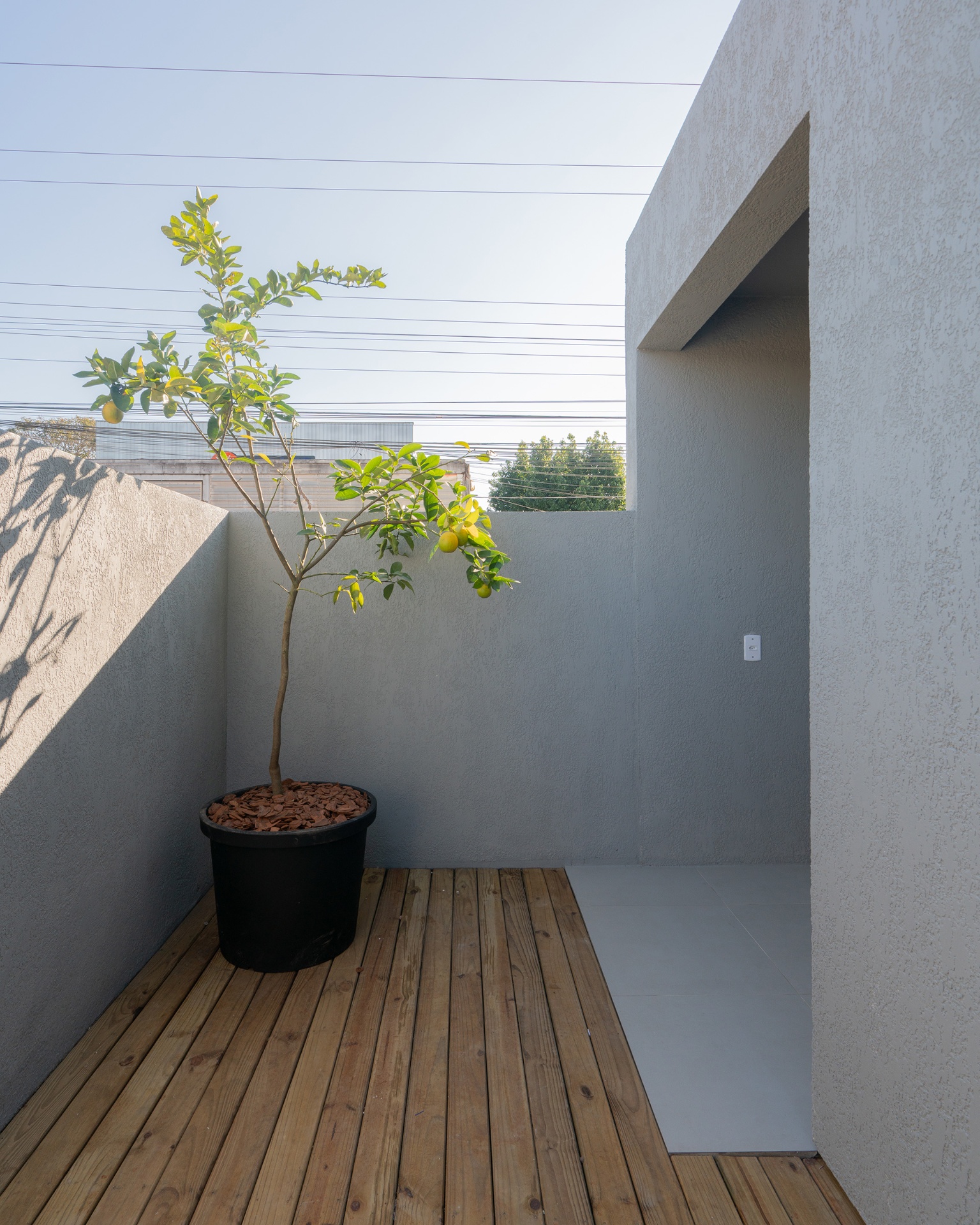 Pátio externo com deck de madeira — decorado Florença