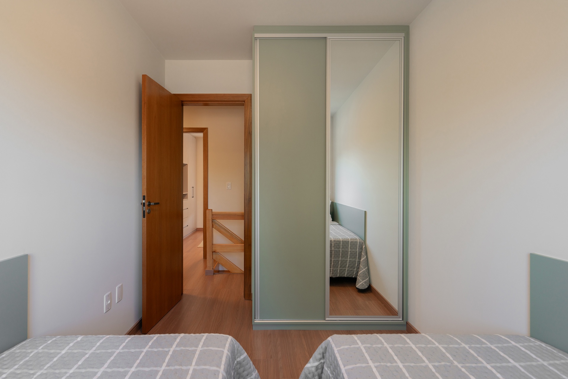 Segundo dormitório com guarda-roupa espelhado — decorado Florença